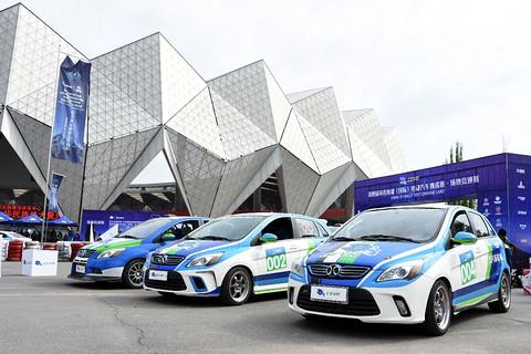 環青海湖電動汽車挑戰賽新增場地競速賽，潘曉婷漂移甩尾輕松奪魁